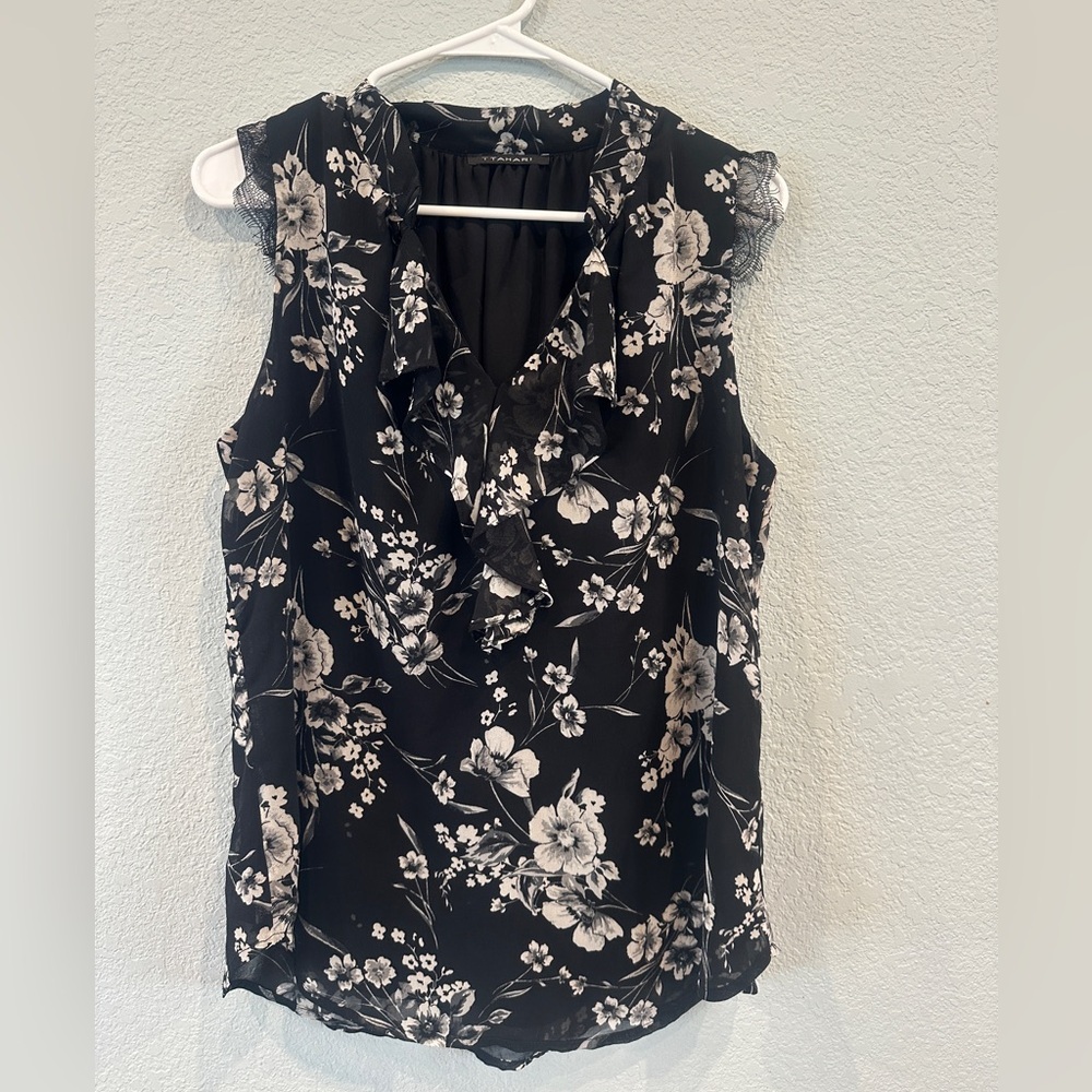 Like New Tahari Sleeveless Flowy Top - M